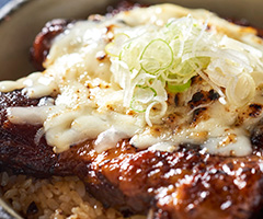 トロトロ煮豚の炙り豚丼（炙りチーズ）